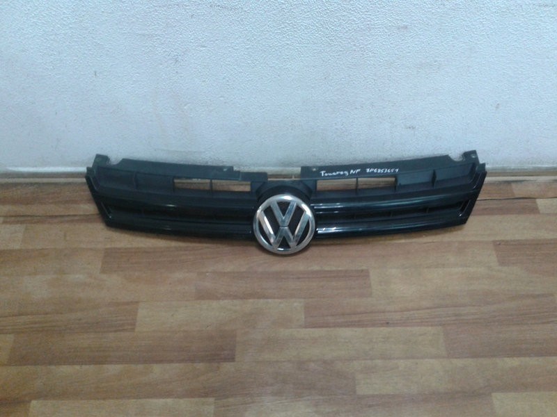 Решетка радиатора Volkswagen Touareg NF 7p6855651